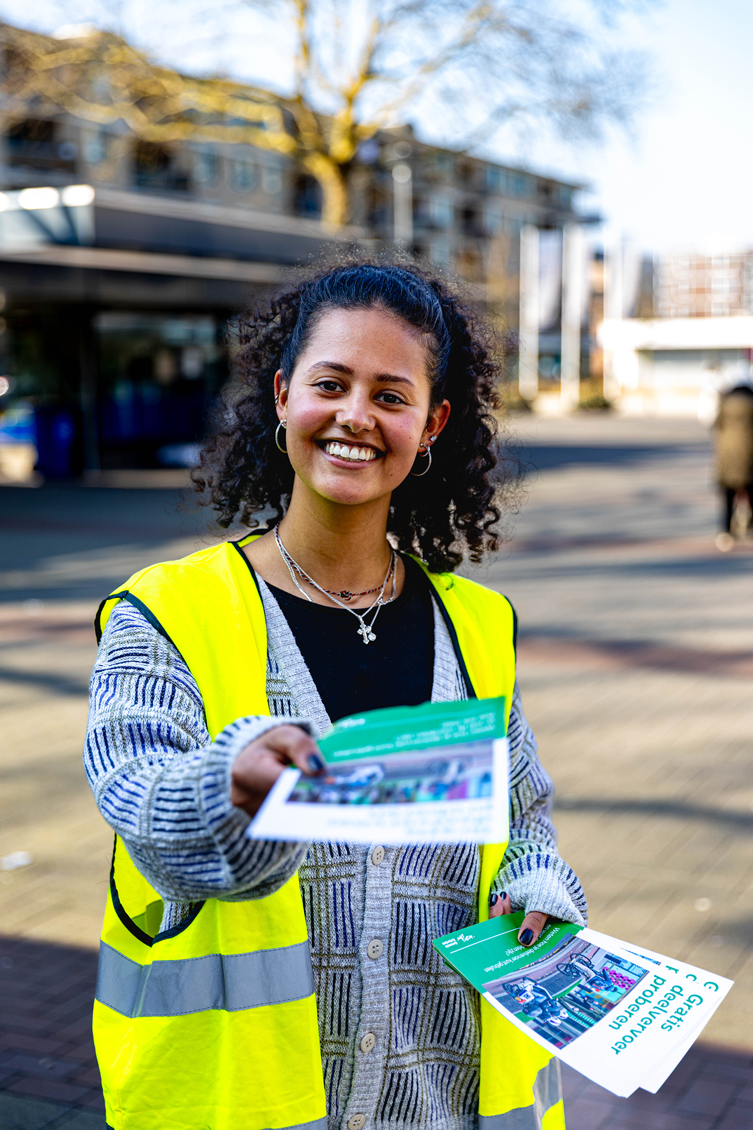 Enquetes-17 Enqueteur geeft een flyer voor participatie over deelmobiliteit.