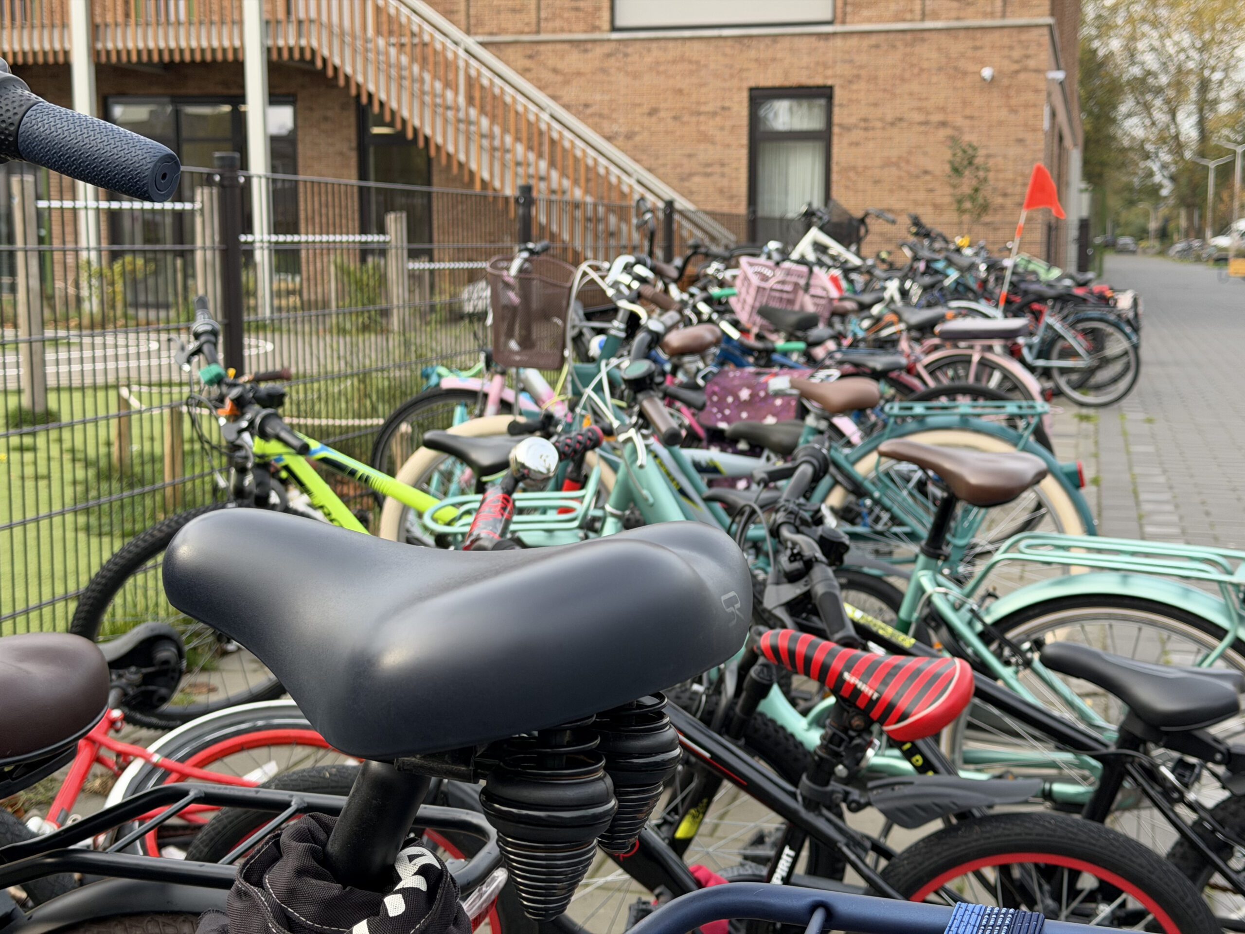 Geparkeerde fietsen bij een basis school geparkeerde fietsen bij een basis school. Hoe druk is het nu echt bij scholen, op zowel de fiets als met de auto. parkeerdruk metingen geven hier duidelijke inzichten in.
