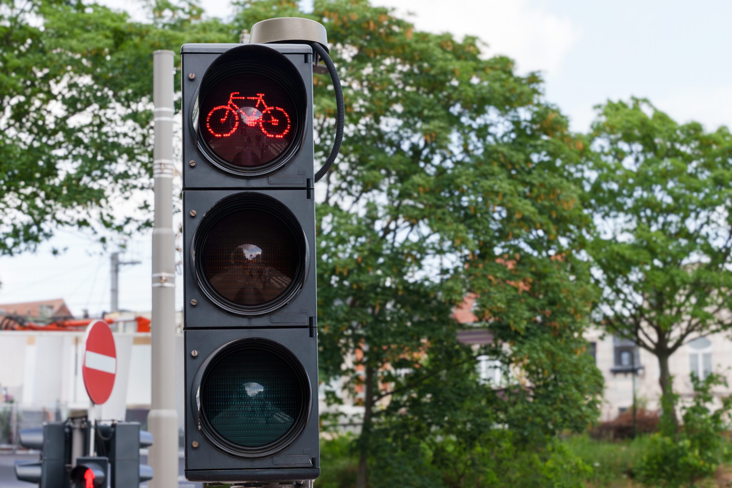 Verkeerslicht dat rood toont voor fietsers, gebruikt als illustratie bij roodlichtnegatie-onderzoek door Mobycount