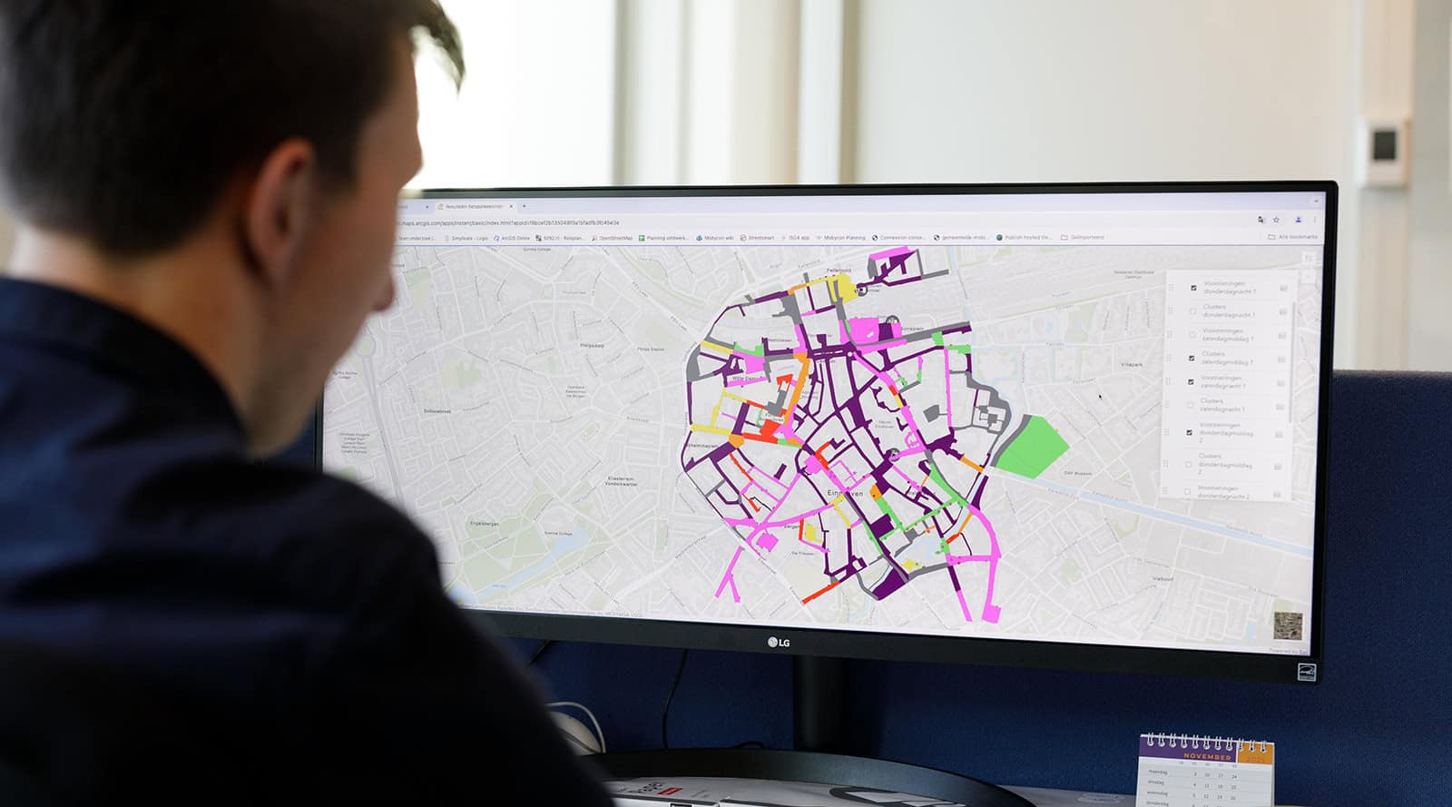 Mobycount – Routeplanning en Analyse Man bekijkt een digitale stadskaart met parkeergegevens op een computer.